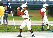 少年野球時代にバッターボックスに立っている写真